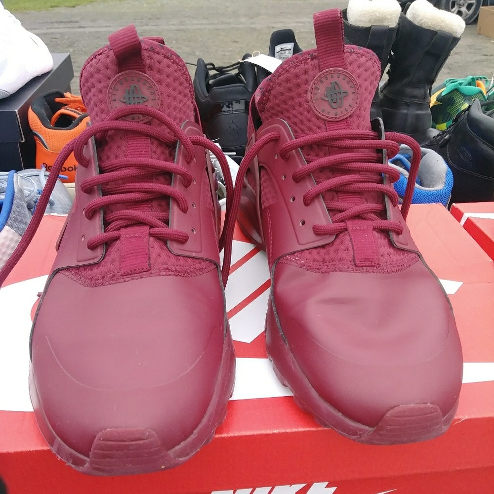 [SOLD] Nike air huarache run ultra se